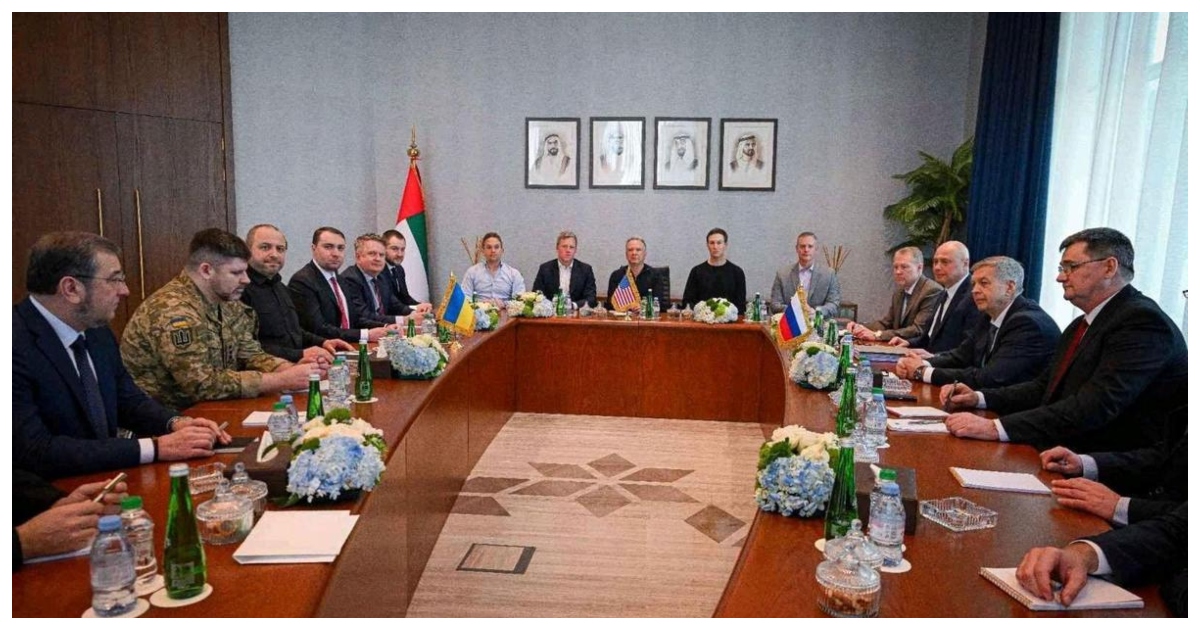 ত্রিপক্ষীয় শান্তি আলোচনা বৈঠকের প্রতিনিধি দলের কয়েকজন সদস্য। ছবি: দ্য হিন্দু